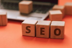 Concepto de SEO con fichas de scrabble sobre teclado de ordenador