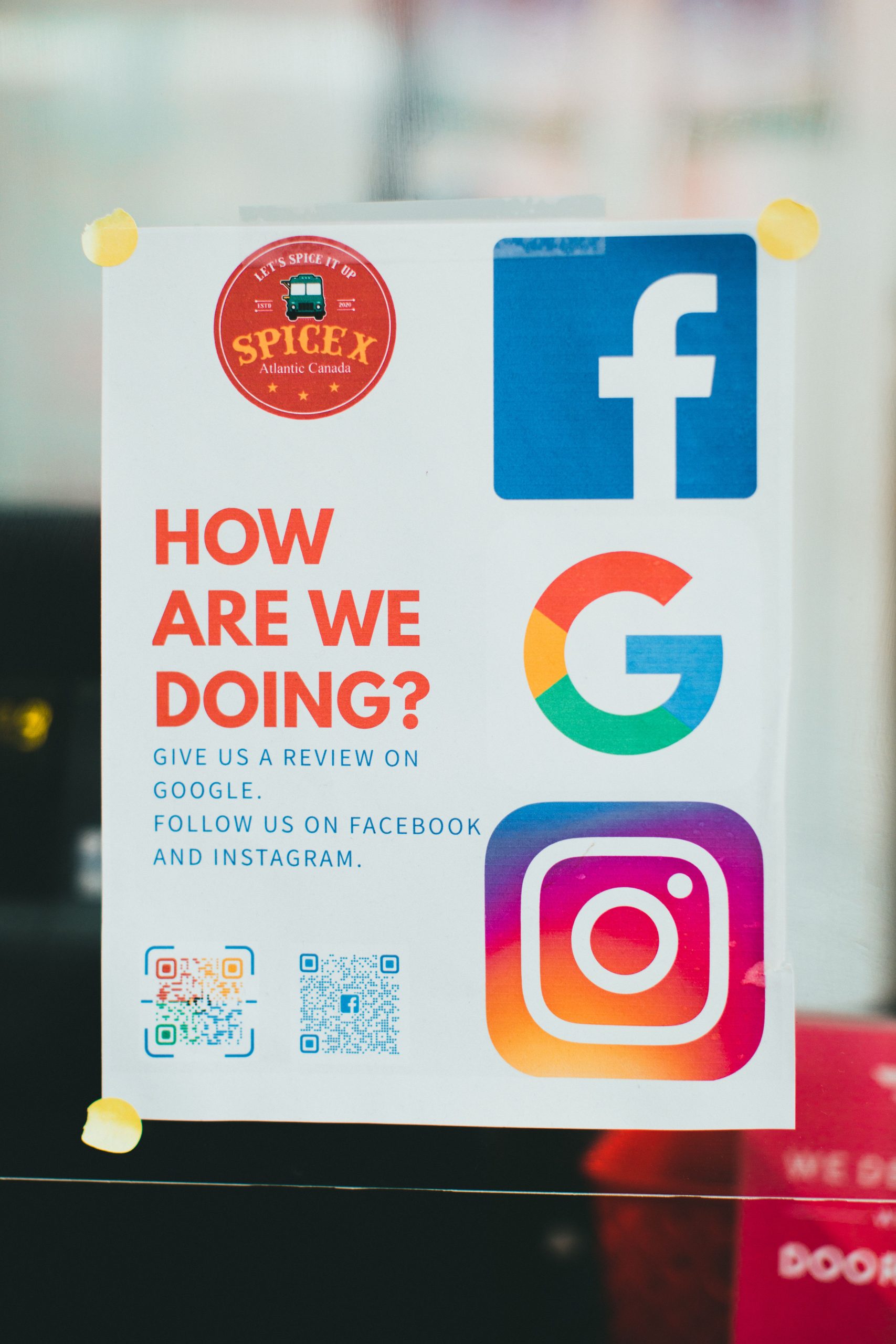 Cartel con iconos de Google, Facebook e Instagram para reseñas de negocio