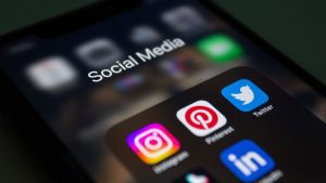 Smartphone mostrando aplicaciones de redes sociales para negocios locales