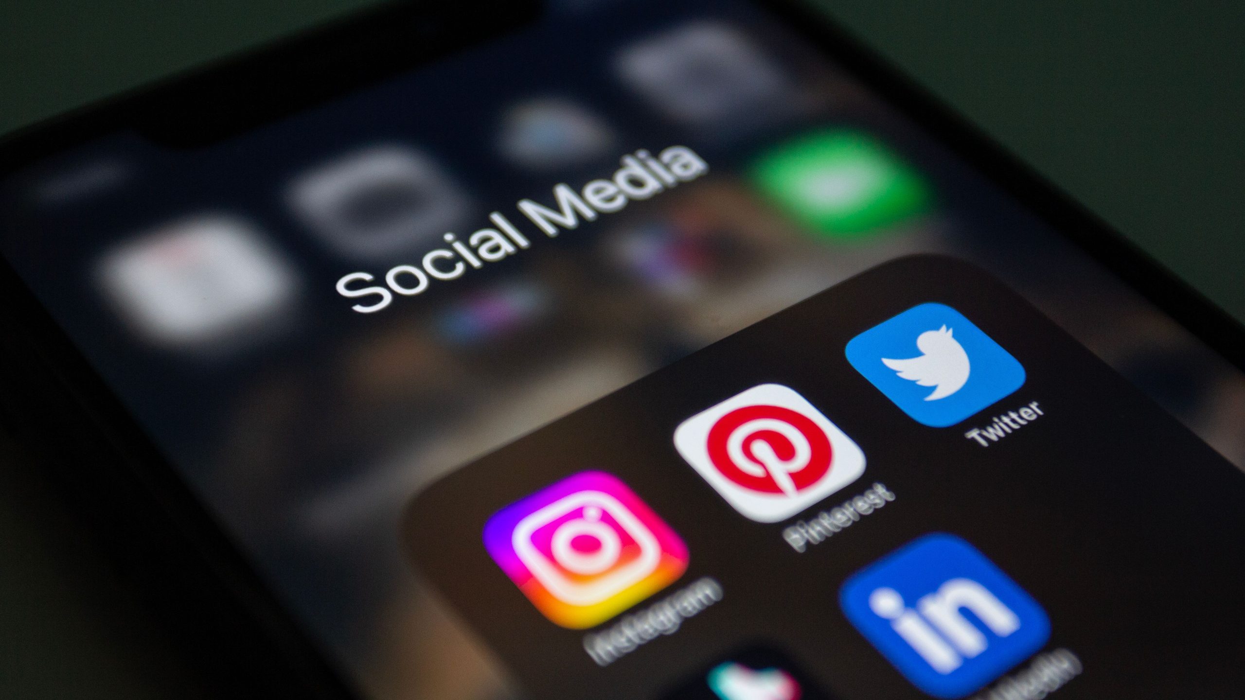 Smartphone mostrando aplicaciones de redes sociales para negocios locales